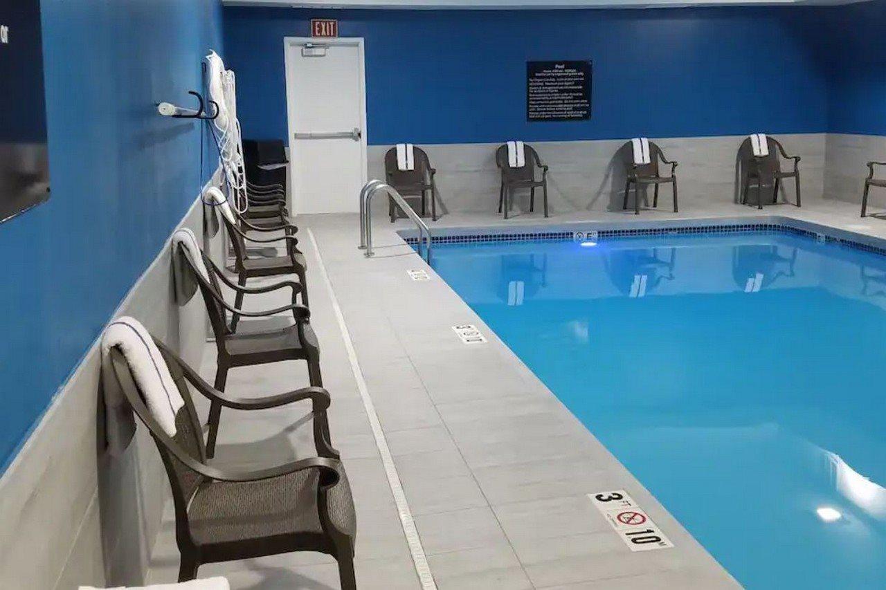 堪萨斯城蓝泉希尔顿恒庭酒店 蓝泉城 外观 照片