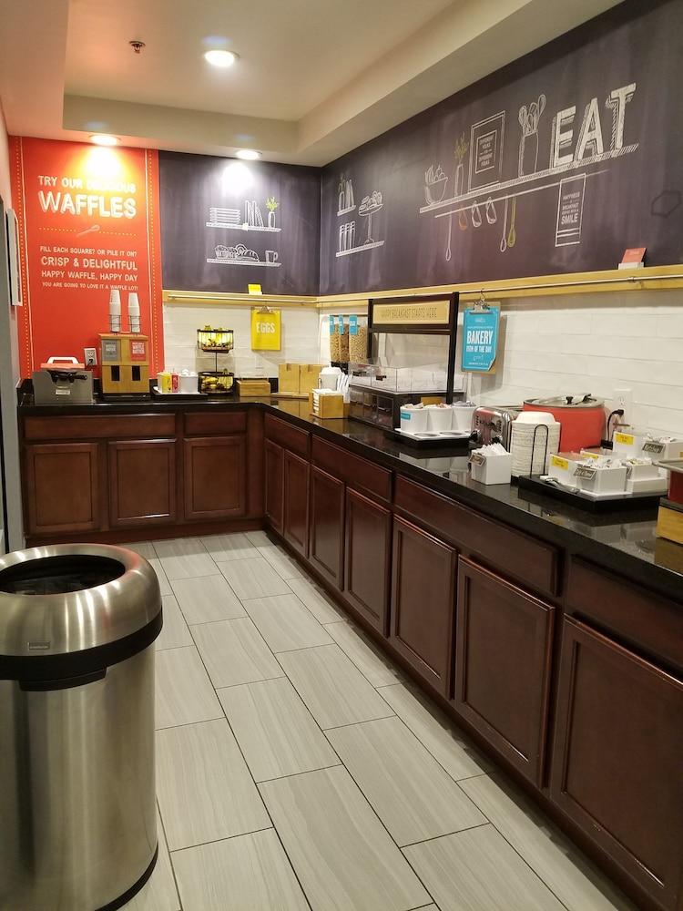 堪萨斯城蓝泉希尔顿恒庭酒店 蓝泉城 外观 照片
