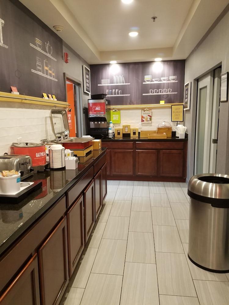 堪萨斯城蓝泉希尔顿恒庭酒店 蓝泉城 外观 照片